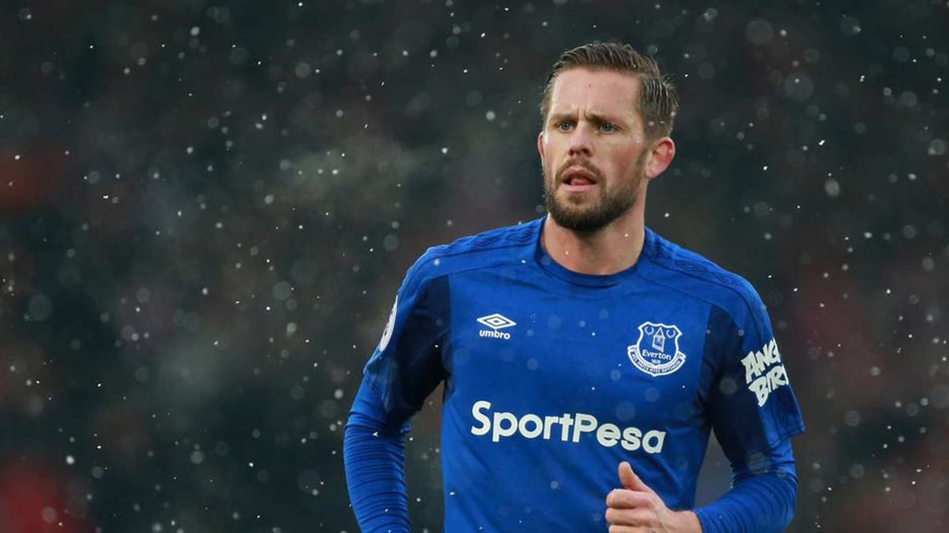 世界杯球衣交换故事:两位昔日队友赛后拥抱互换战袍